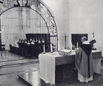 De kapel, in tweeen gedeeld door een groot hekwerk